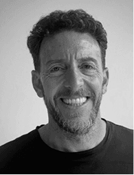 Retrato de Ariel Dayan, cofundador y director de IXOU