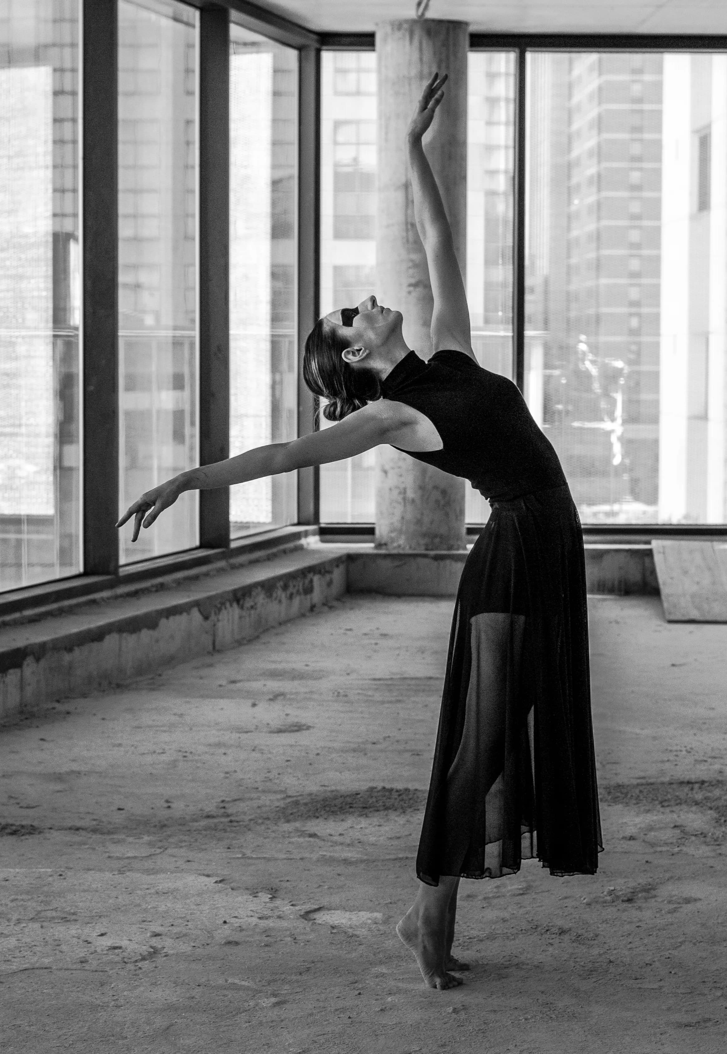 Bailarina frente a la arquitectura de IXOU