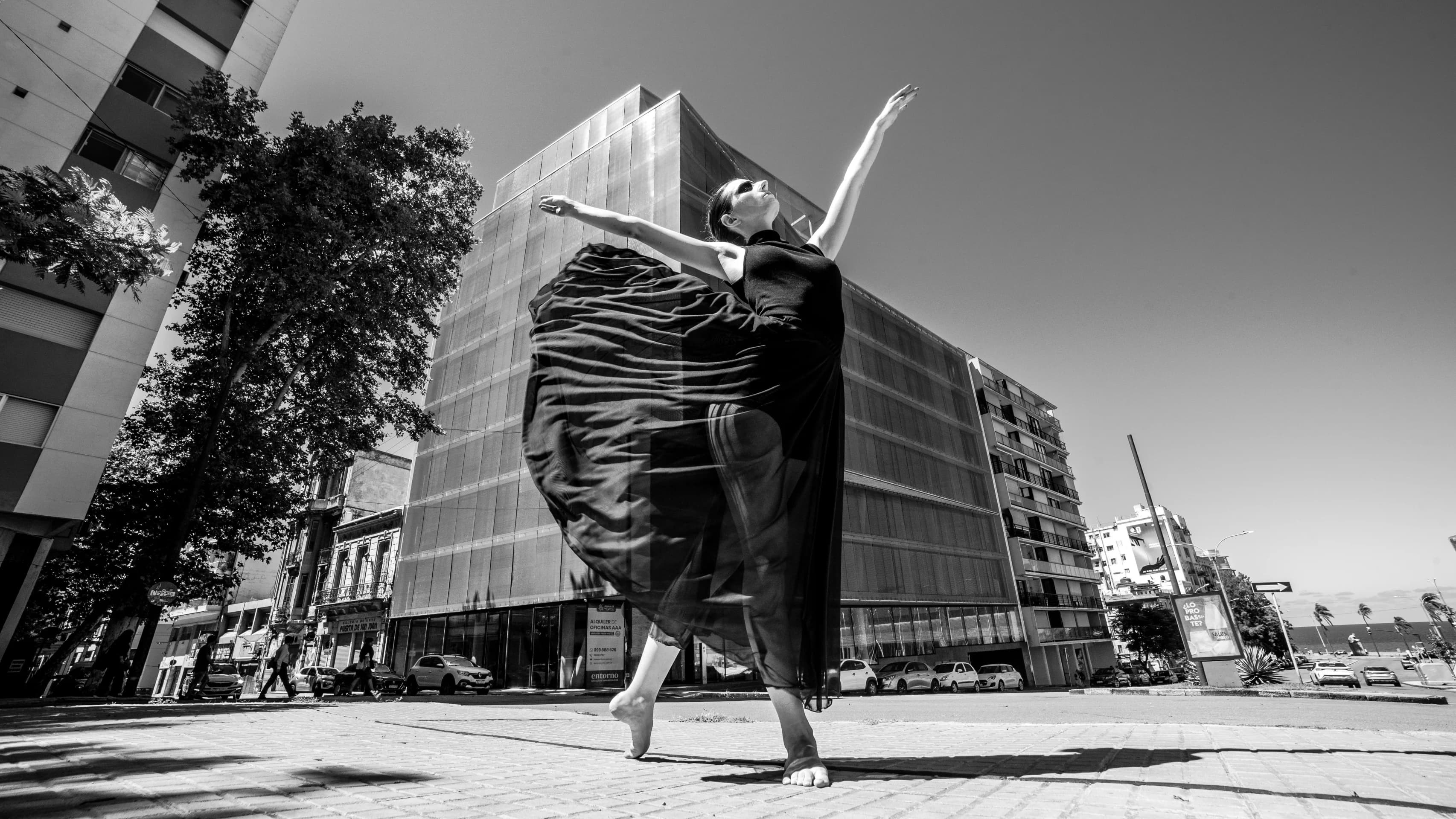 Bailarina frente a la arquitectura de IXOU