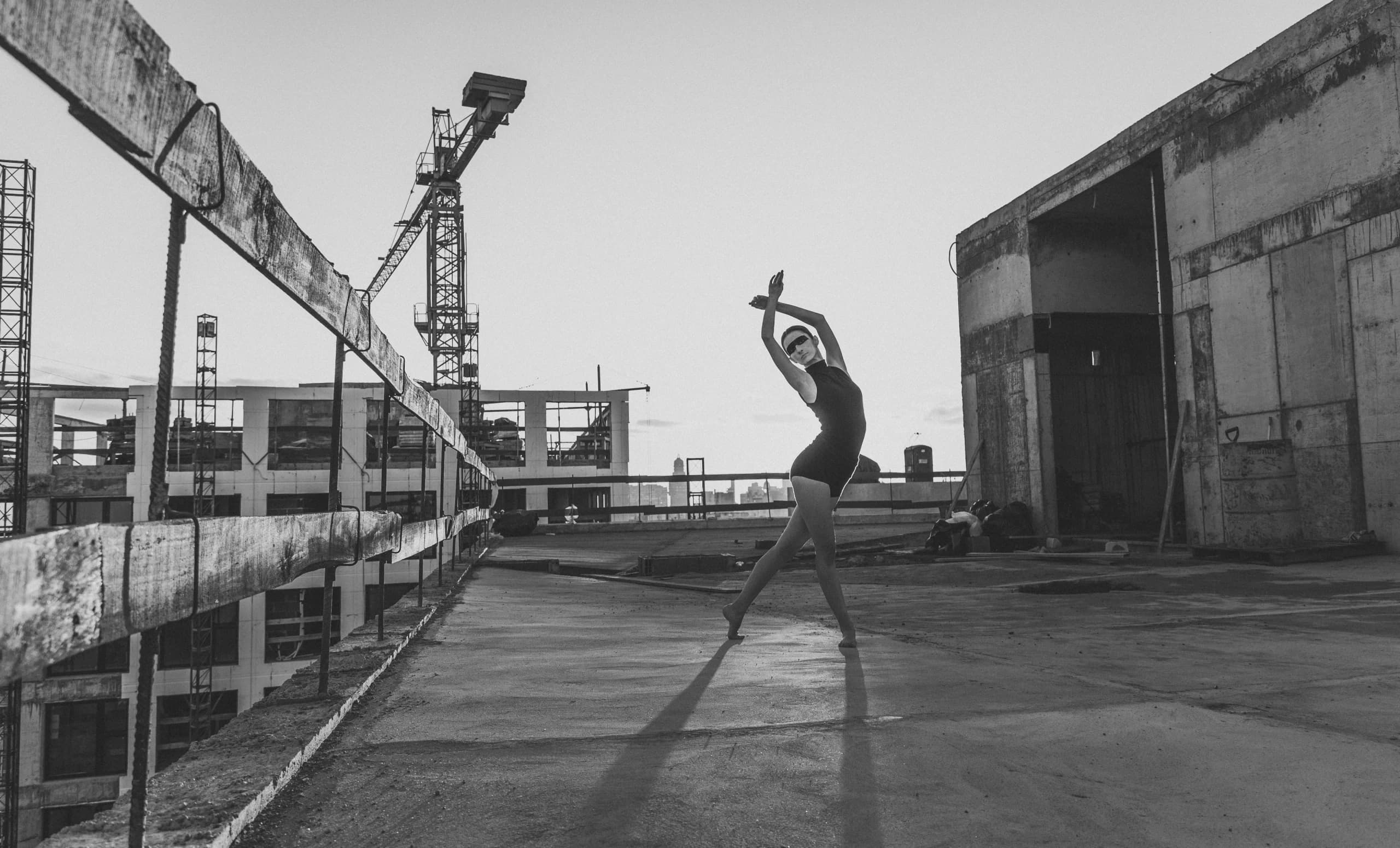 Bailarina representando el cuidado de una propiedad IXOU