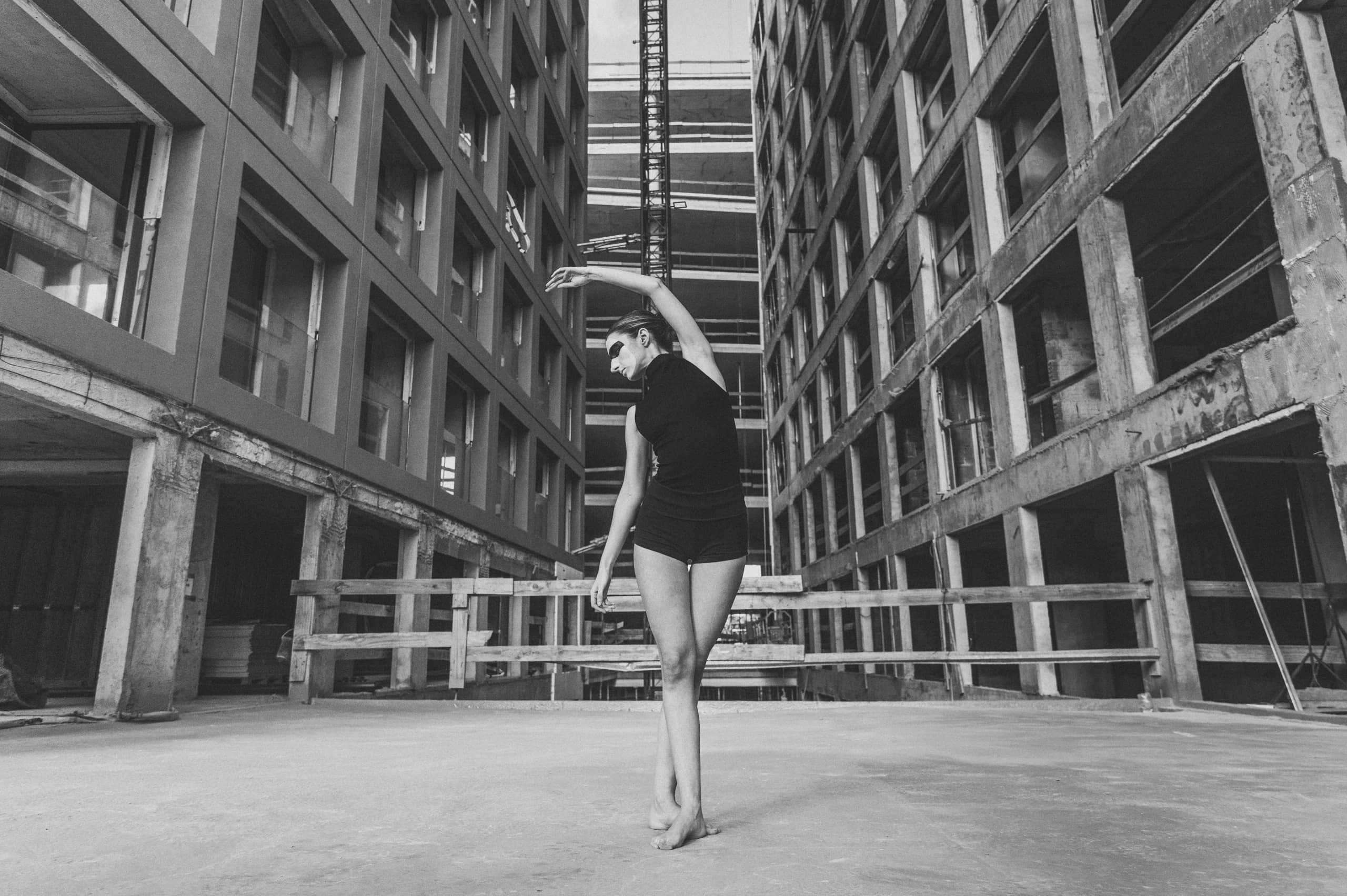 Bailarina en movimiento representando la atención y precisión de IXOU